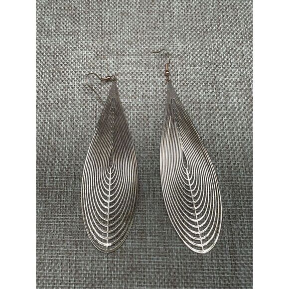 Elegant Gold Teardrop Earrings - Picture 5 of 7